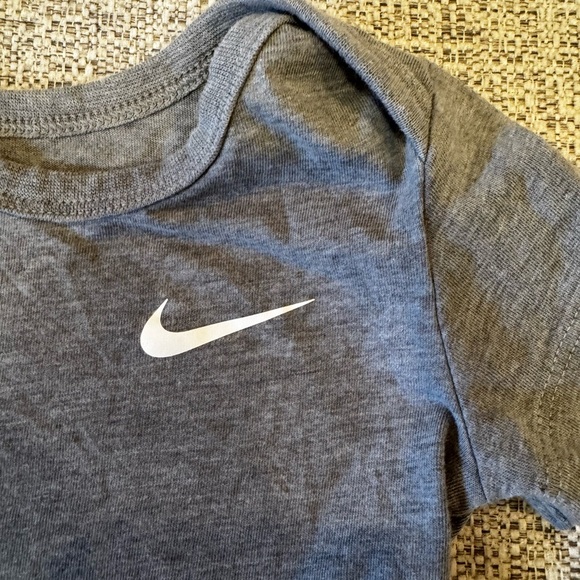 Nike Grey Baby Short Sleeve Onsie Bodysuitt Snap Bottoms Sz 12 Months - Picture 4 of 7